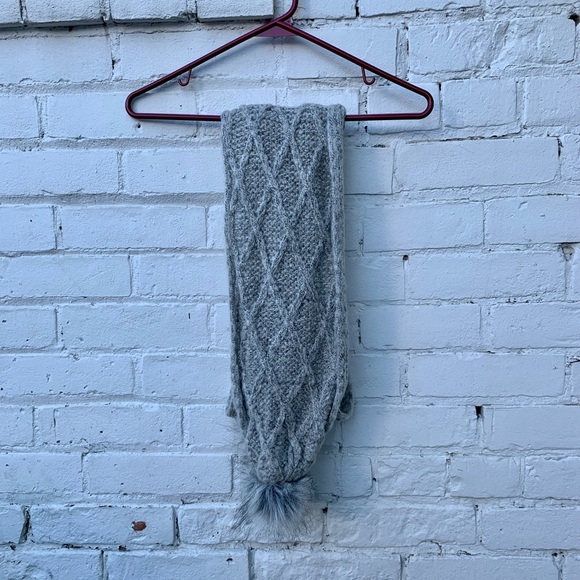 ✨Free Add-On✨ Grey Cable-Knit Scarf With Faux Fur - Picture 3 of 4